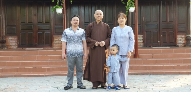 Buddhists wishing Tet Senior Ven. Thich Chan Tinh on the Tet's 6th day