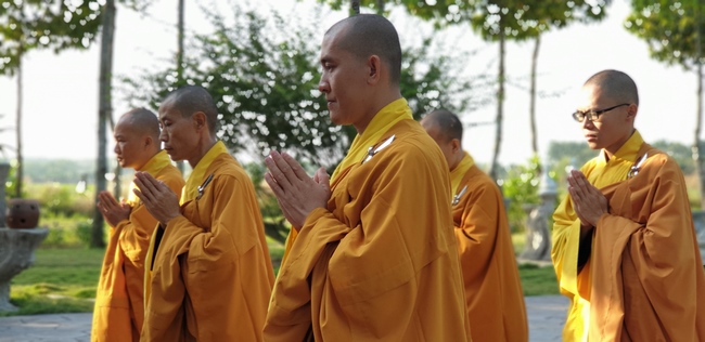 Buddhists wishing Tet Senior Ven. Thich Chan Tinh on the Tet's 6th day