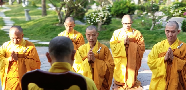 Buddhists wishing Tet Senior Ven. Thich Chan Tinh on the Tet's 6th day