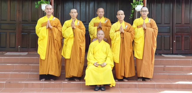 Buddhists wishing Tet Senior Ven. Thich Chan Tinh on the Tet's 6th day