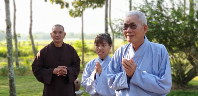 Buddhists wishing Tet Senior Ven. Thich Chan Tinh on the Tet's 6th day