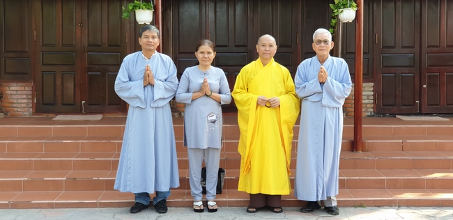 Buddhists wishing Tet Senior Ven. Thich Chan Tinh on the Tet's 6th day