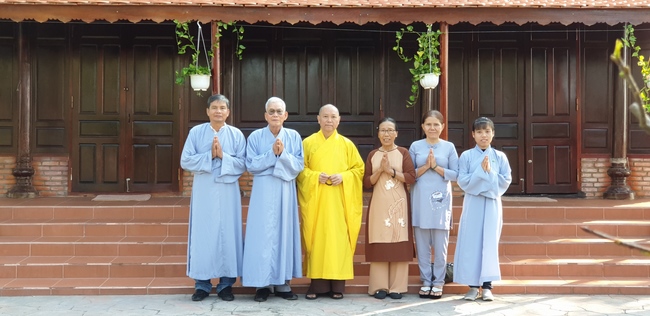 Buddhists wishing Tet Senior Ven. Thich Chan Tinh on the Tet's 6th day