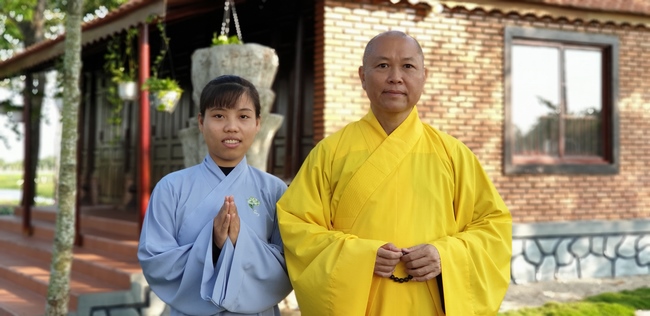 Buddhists wishing Tet Senior Ven. Thich Chan Tinh on the Tet's 6th day