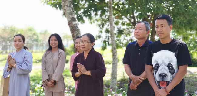 Buddhists wishing Tet Senior Ven. Thich Chan Tinh on the Tet's 6th day