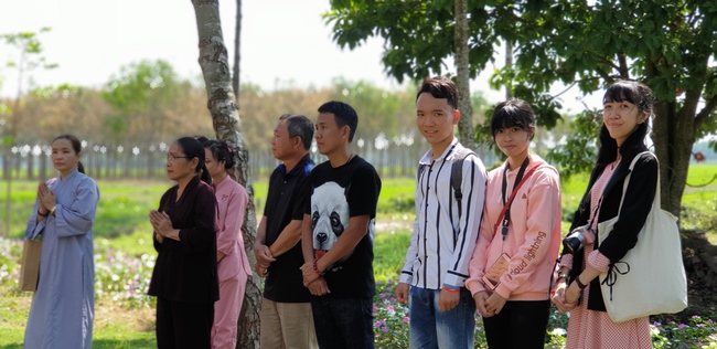 Buddhists wishing Tet Senior Ven. Thich Chan Tinh on the Tet's 6th day