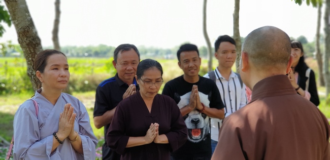 Buddhists wishing Tet Senior Ven. Thich Chan Tinh on the Tet's 6th day