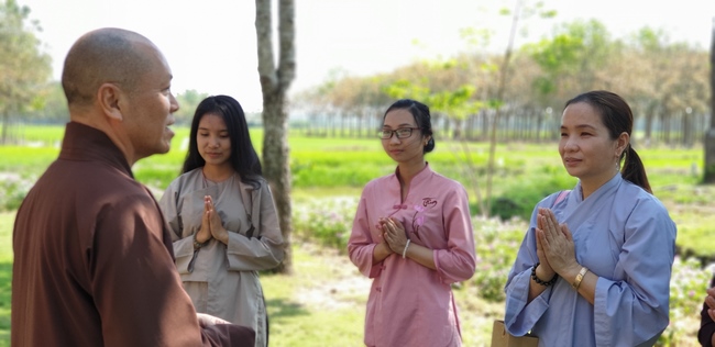 Buddhists wishing Tet Senior Ven. Thich Chan Tinh on the Tet's 6th day