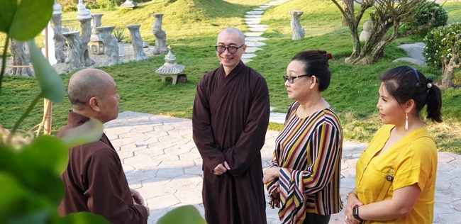 Buddhists wishing Tet Senior Ven. Thich Chan Tinh on the Tet's 6th day
