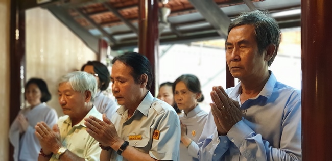 Buddhists wishing Tet Senior Ven. Thich Chan Tinh on the Tet's 6th day