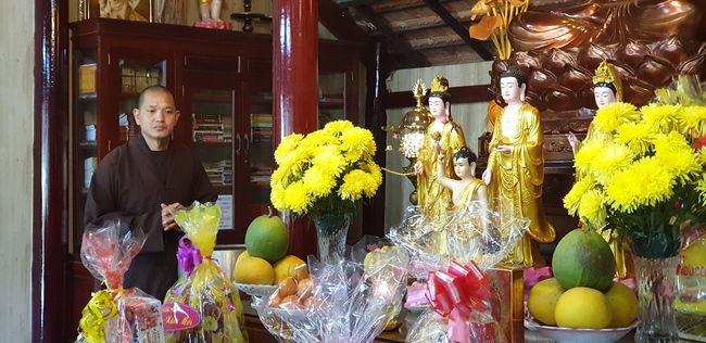 Buddhists wishing Tet Senior Ven. Thich Chan Tinh on the Tet's 6th day