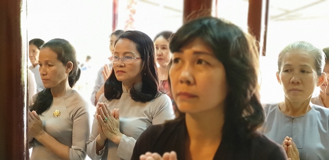 Buddhists wishing Tet Senior Ven. Thich Chan Tinh on the Tet's 6th day