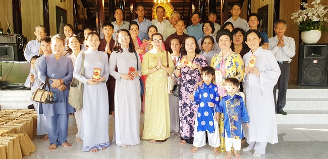 Buddhists wishing Tet Senior Ven. Thich Chan Tinh on the Tet's 6th day