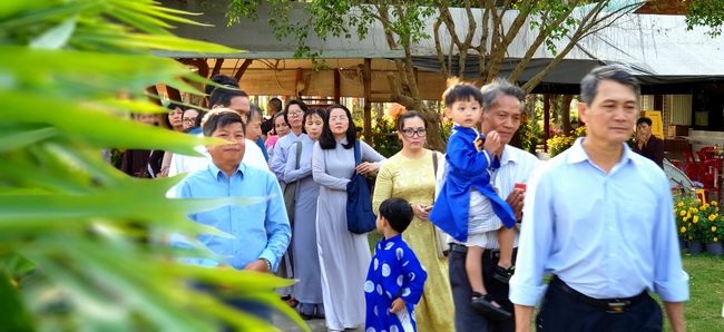 Buddhists wishing Tet Senior Ven. Thich Chan Tinh on the Tet's 6th day