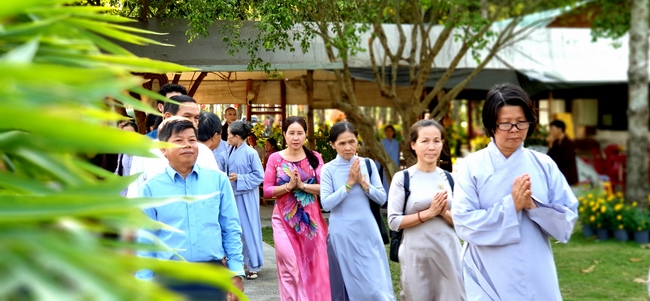 Buddhists wishing Tet Senior Ven. Thich Chan Tinh on the Tet's 6th day