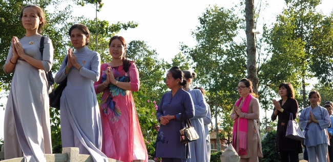 Buddhists wishing Tet Senior Ven. Thich Chan Tinh on the Tet's 6th day