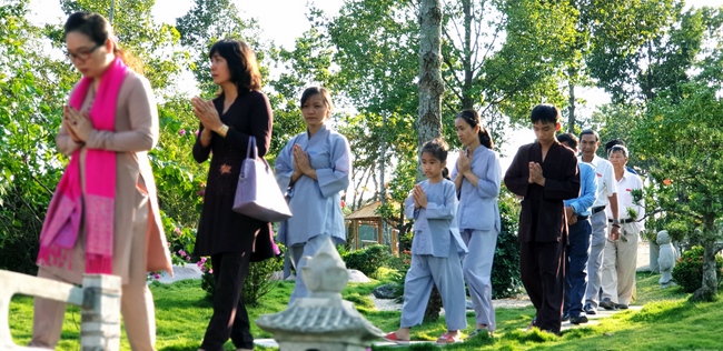 Buddhists wishing Tet Senior Ven. Thich Chan Tinh on the Tet's 6th day
