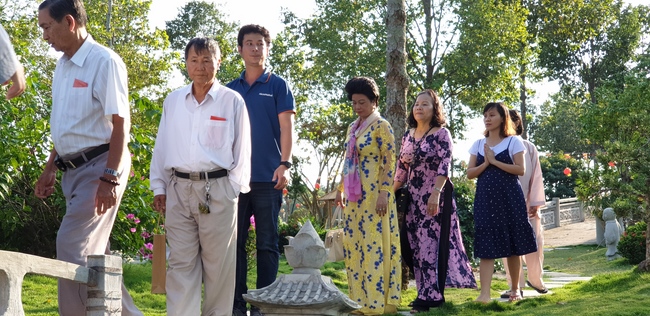 Buddhists wishing Tet Senior Ven. Thich Chan Tinh on the Tet's 6th day