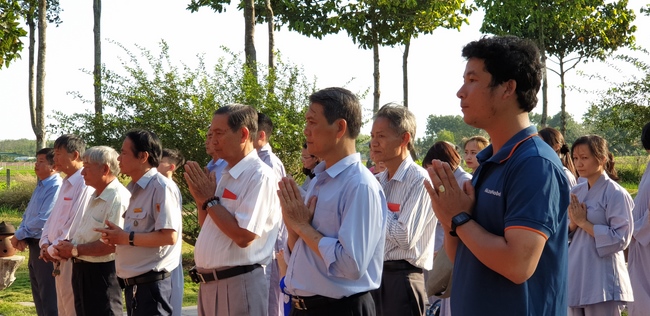 Buddhists wishing Tet Senior Ven. Thich Chan Tinh on the Tet's 6th day