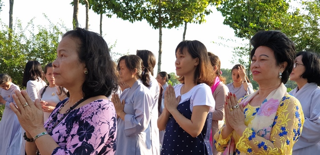 Buddhists wishing Tet Senior Ven. Thich Chan Tinh on the Tet's 6th day