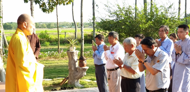 Buddhists wishing Tet Senior Ven. Thich Chan Tinh on the Tet's 6th day