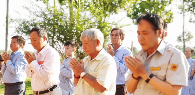 Buddhists wishing Tet Senior Ven. Thich Chan Tinh on the Tet's 6th day