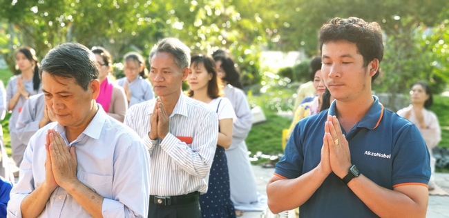 Buddhists wishing Tet Senior Ven. Thich Chan Tinh on the Tet's 6th day
