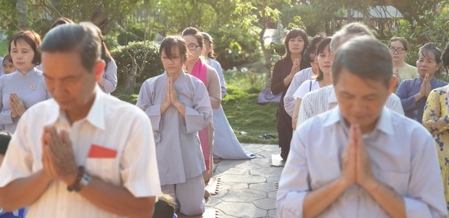 Buddhists wishing Tet Senior Ven. Thich Chan Tinh on the Tet's 6th day