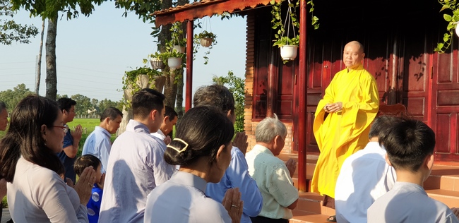 Buddhists wishing Tet Senior Ven. Thich Chan Tinh on the Tet's 6th day