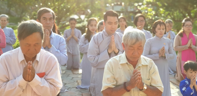 Buddhists wishing Tet Senior Ven. Thich Chan Tinh on the Tet's 6th day
