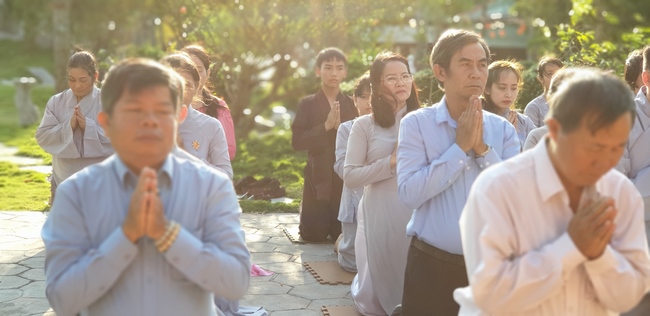 Buddhists wishing Tet Senior Ven. Thich Chan Tinh on the Tet's 6th day