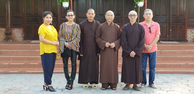 Buddhists wishing Tet Senior Ven. Thich Chan Tinh on the Tet's 6th day