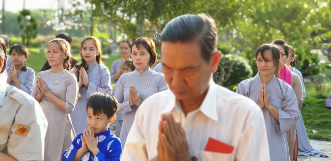 Buddhists wishing Tet Senior Ven. Thich Chan Tinh on the Tet's 6th day