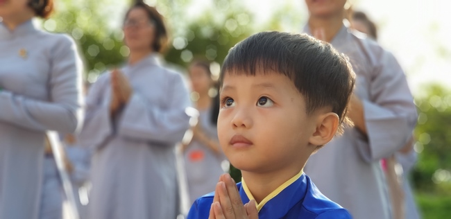Buddhists wishing Tet Senior Ven. Thich Chan Tinh on the Tet's 6th day
