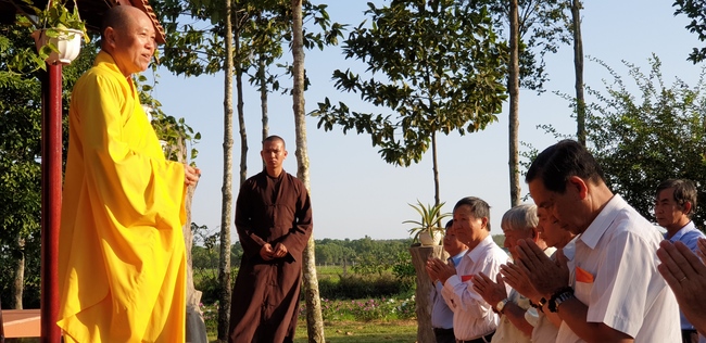 Buddhists wishing Tet Senior Ven. Thich Chan Tinh on the Tet's 6th day