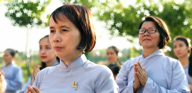 Buddhists wishing Tet Senior Ven. Thich Chan Tinh on the Tet's 6th day