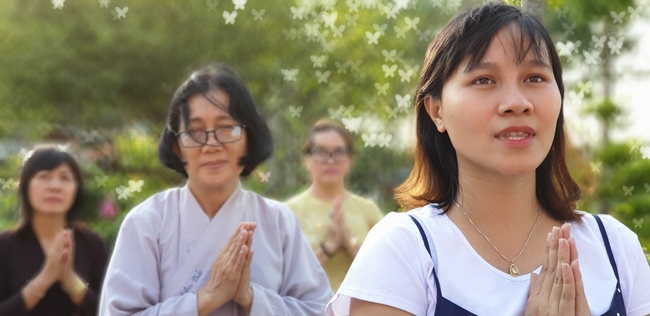 Buddhists wishing Tet Senior Ven. Thich Chan Tinh on the Tet's 6th day