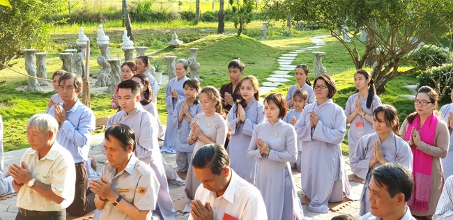 Buddhists wishing Tet Senior Ven. Thich Chan Tinh on the Tet's 6th day