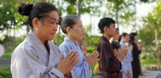Buddhists wishing Tet Senior Ven. Thich Chan Tinh on the Tet's 6th day
