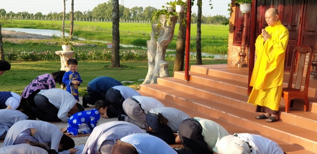 Buddhists wishing Tet Senior Ven. Thich Chan Tinh on the Tet's 6th day