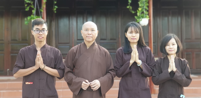 Buddhists wishing Tet Senior Ven. Thich Chan Tinh on the Tet's 6th day