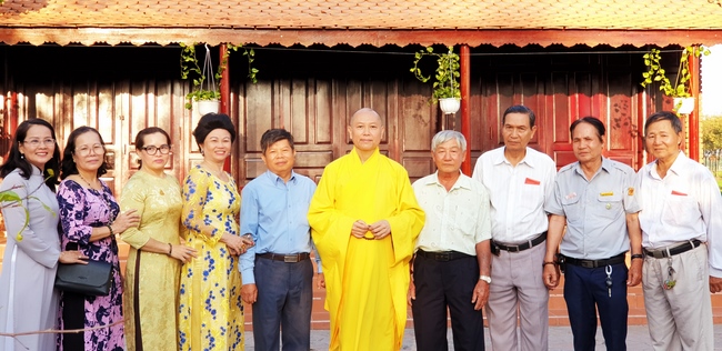 Buddhists wishing Tet Senior Ven. Thich Chan Tinh on the Tet's 6th day