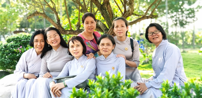 Buddhists wishing Tet Senior Ven. Thich Chan Tinh on the Tet's 6th day