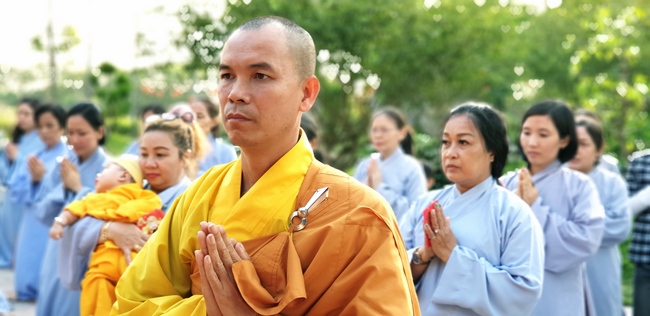 Buddhists wishing Tet Senior Ven. Thich Chan Tinh on the Tet's 6th day