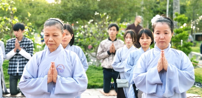 Buddhists wishing Tet Senior Ven. Thich Chan Tinh on the Tet's 6th day