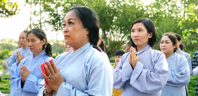 Buddhists wishing Tet Senior Ven. Thich Chan Tinh on the Tet's 6th day