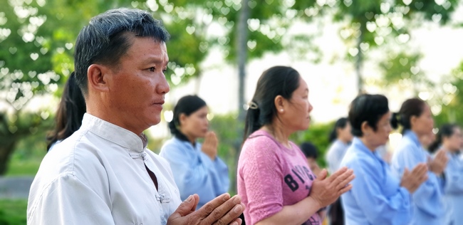 Buddhists wishing Tet Senior Ven. Thich Chan Tinh on the Tet's 6th day