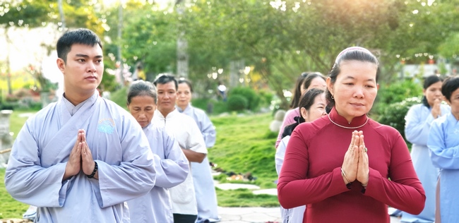 Buddhists wishing Tet Senior Ven. Thich Chan Tinh on the Tet's 6th day