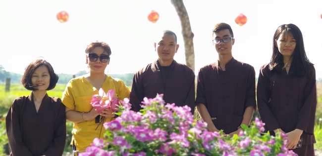 Buddhists wishing Tet Senior Ven. Thich Chan Tinh on the Tet's 6th day