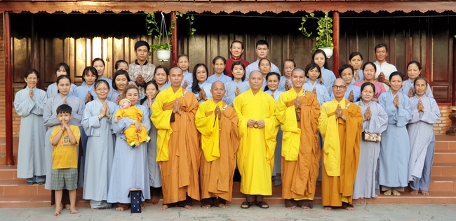 Buddhists wishing Tet Senior Ven. Thich Chan Tinh on the Tet's 6th day